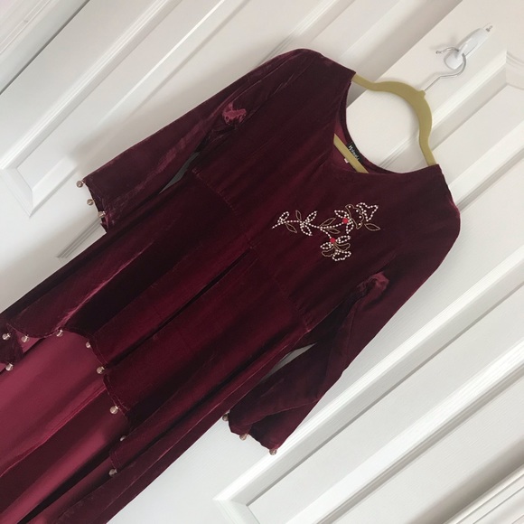 ♥️final mark down ♥️Velvet embroided high low top - Picture 5 of 13